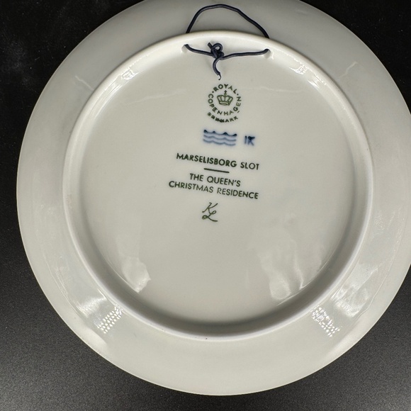 Royal Copenhagen 1975 Annual Plate The Queen’s Christmas Residence Castle Blue - Picture 2 of 2